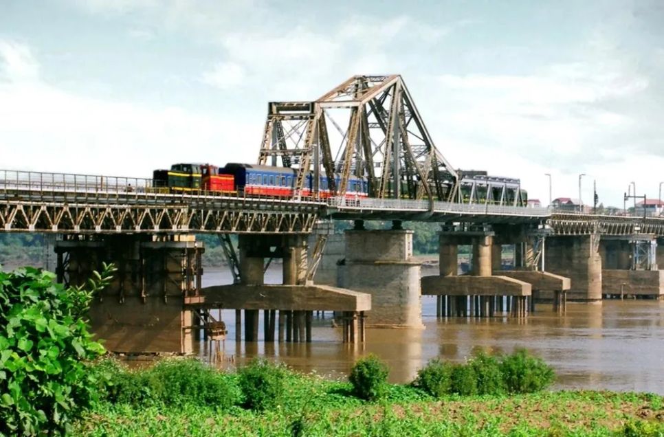 Cùng với Cầu Long Biên, tuyến đường sắt Việt Nam cũng đã có tuổi đời hơn 100 năm. Cùng với Cầu Long Biên, tuyến đường sắt Việt Nam cũng đã có tuổi đời hơn 100 năm.