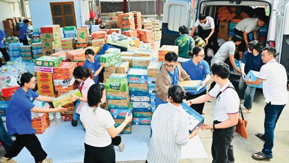 Đoàn viên, thanh niên TPHCM chung tay vận chuyển hàng hóa gửi đến đồng bào miền Trung giữa mùa mưa lũ. Ảnh: VIỆT DŨNG