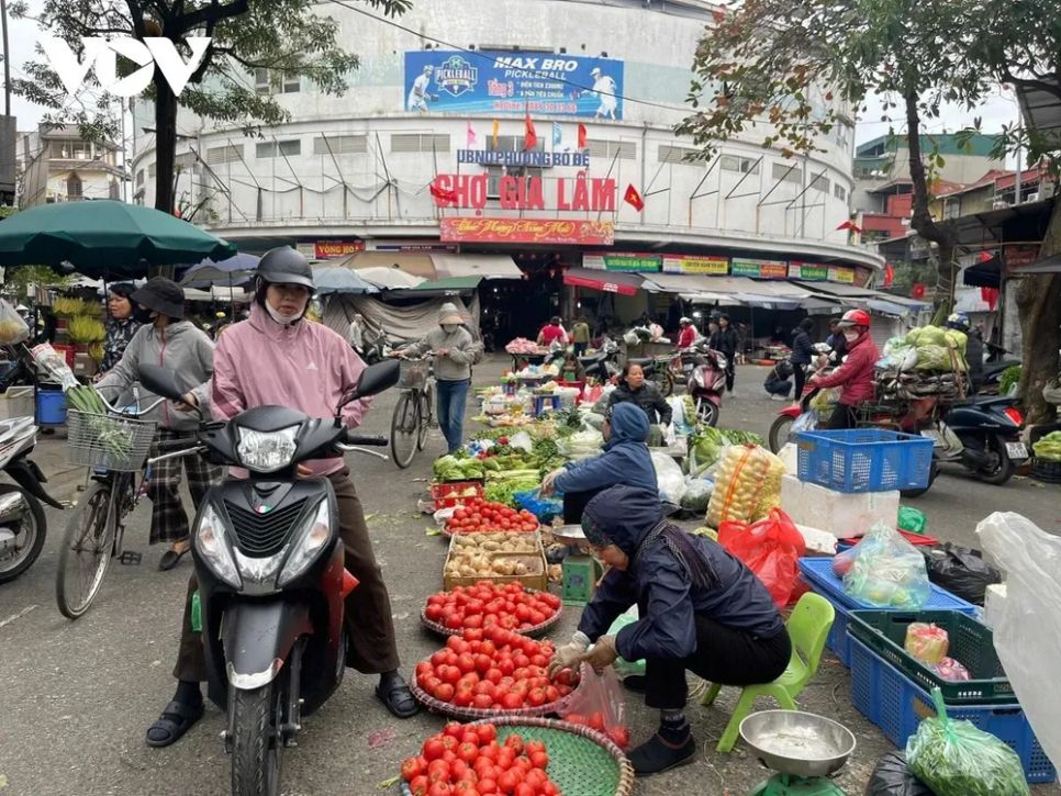 Sáng mùng 4 Tết Bính Ngọ, không khí mua bán tại nhiều chợ truyền thống trên địa bàn Hà Nội đã nhộn nhịp trở lại Sáng mùng 4 Tết Bính Ngọ, không khí mua bán tại nhiều chợ truyền thống trên địa bàn Hà Nội đã nhộn nhịp trở lại