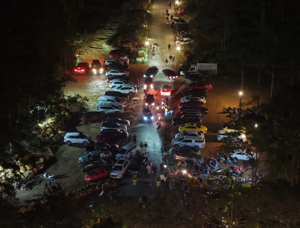 Các điểm vui chơi đông nghịt khách Các điểm vui chơi đông nghịt khách