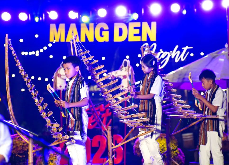 Các em nhỏ biểu diễn nhạc cụ dân tộc phục vụ khách tại Măng Đen Các em nhỏ biểu diễn nhạc cụ dân tộc phục vụ khách tại Măng Đen