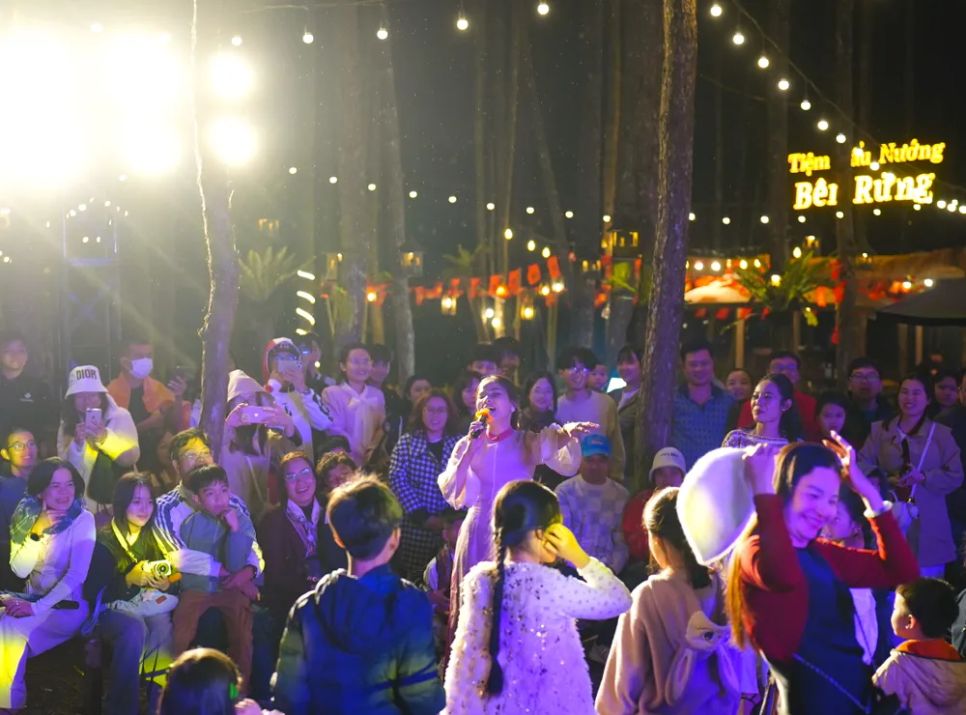 Du khách đến Măng Đen được thưởng thức các tiết mục âm nhạc đặc sắc Du khách đến Măng Đen được thưởng thức các tiết mục âm nhạc đặc sắc