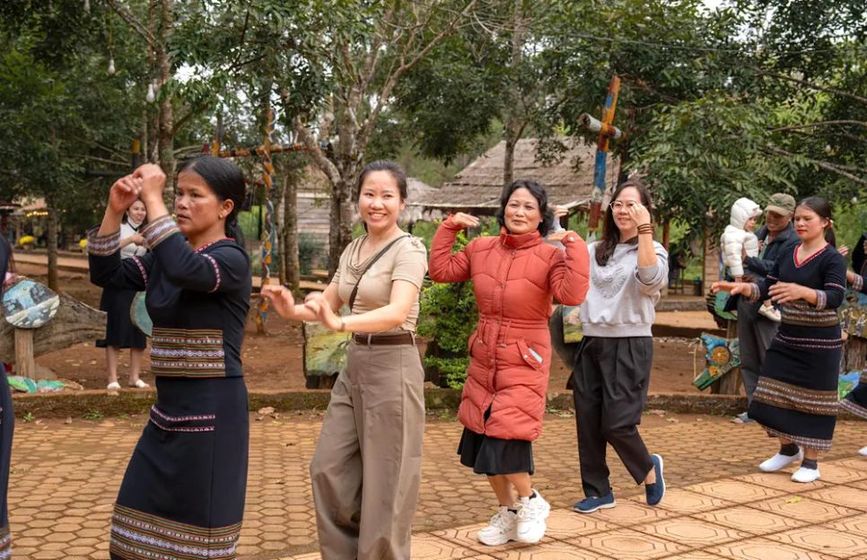 Du khách hòa mình cùng các nghệ nhân trong màn biểu diễn múa xoang Du khách hòa mình cùng các nghệ nhân trong màn biểu diễn múa xoang