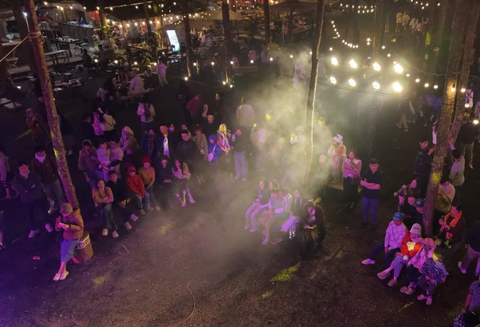 Du khách thưởng thức văn nghệ Du khách thưởng thức văn nghệ