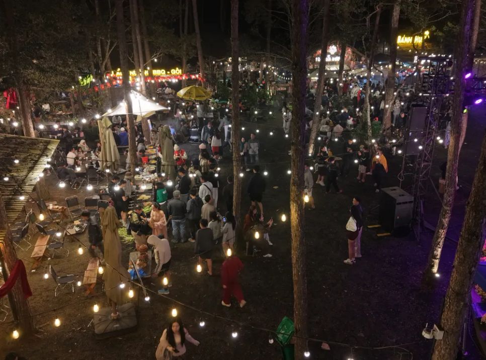 Du khách trải nghiệm các dịch vụ ăn uống, vui chơi tại Măng Đen dịp tết Du khách trải nghiệm các dịch vụ ăn uống, vui chơi tại Măng Đen dịp tết