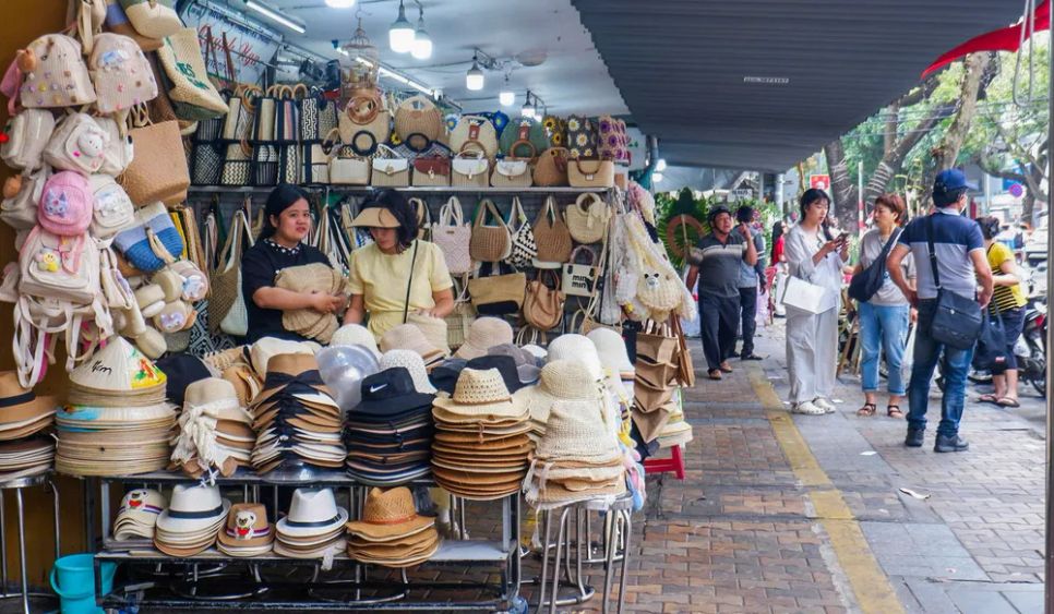 Các gian hàng nón, túi thủ công tại chợ Hàn. Ảnh: XUÂN QUỲNH Các gian hàng nón, túi thủ công tại chợ Hàn. Ảnh: XUÂN QUỲNH