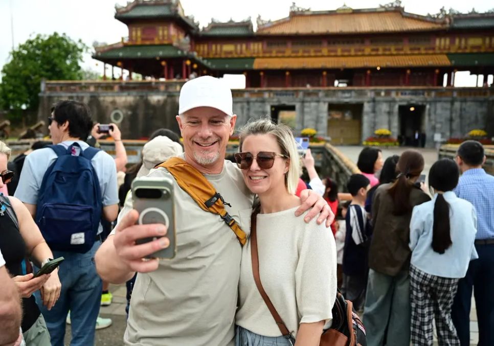 Cặp đôi du khách nước ngoài lưu lại khoảnh khắc tại Đại Nội Huế. Ảnh: VĂN THẮNG Cặp đôi du khách nước ngoài lưu lại khoảnh khắc tại Đại Nội Huế. Ảnh: VĂN THẮNG