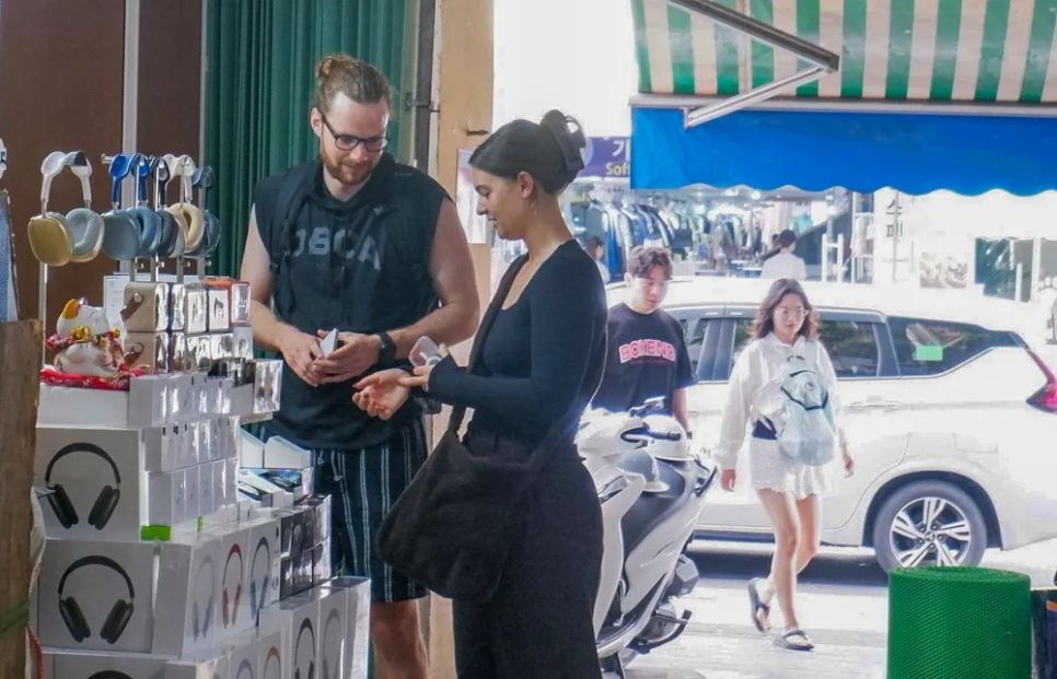 Du khách châu Âu thích thú tham quan quầy phụ kiện tại chợ Hàn. Ảnh: XUÂN QUỲNH Du khách châu Âu thích thú tham quan quầy phụ kiện tại chợ Hàn. Ảnh: XUÂN QUỲNH