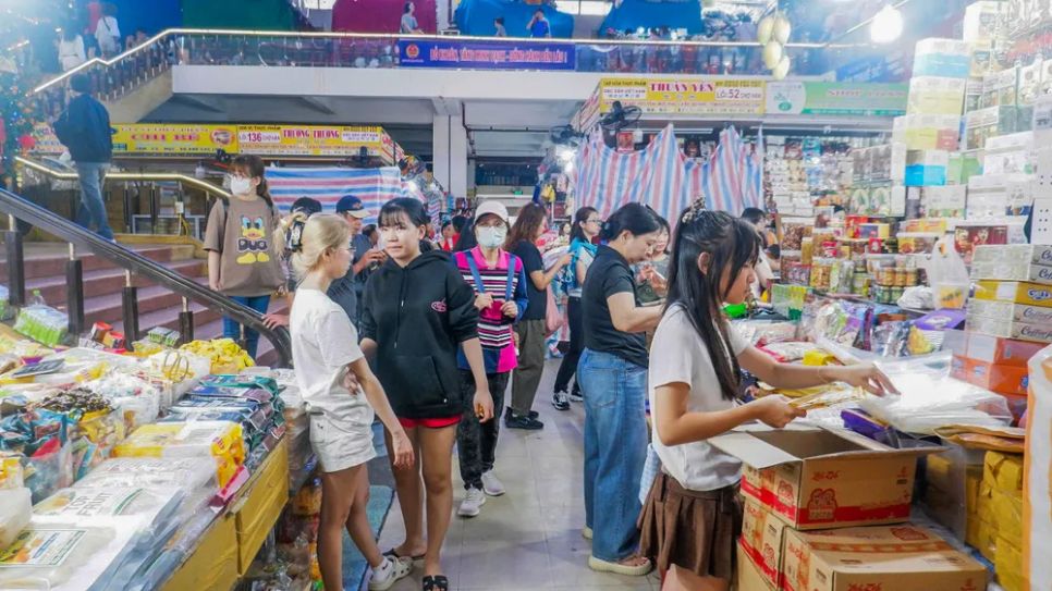 Du khách chọn mua cà phê, bánh kẹo và đặc sản khô tại tầng trệt chợ Hàn. Ảnh: XUÂN QUỲNH Du khách chọn mua cà phê, bánh kẹo và đặc sản khô tại tầng trệt chợ Hàn. Ảnh: XUÂN QUỲNH