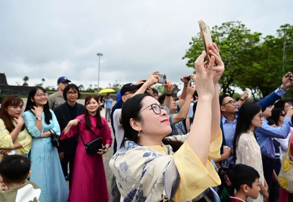 Người dân mặc áo dài ghi hình tại Đại Nội Huế dịp Tết. Ảnh: VĂN THẮNG Người dân mặc áo dài ghi hình tại Đại Nội Huế dịp Tết. Ảnh: VĂN THẮNG