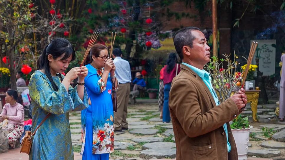 Người dân thắp hương cầu mong năm mới bình an. Ảnh: XUÂN QUỲNH Người dân thắp hương cầu mong năm mới bình an. Ảnh: XUÂN QUỲNH