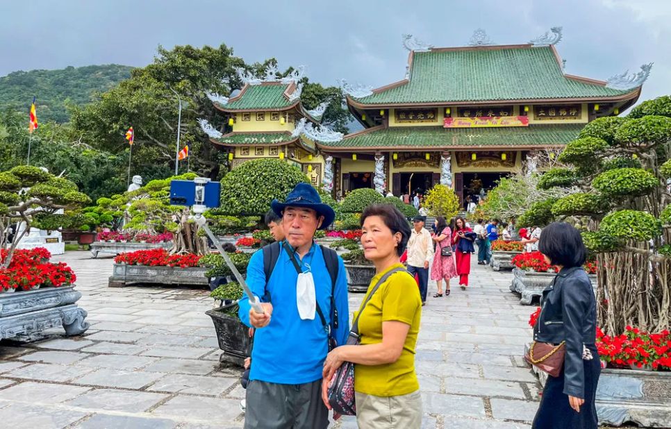 Nhiều du khách Hàn Quốc tỏ ra thích thú khi tìm hiểu phong tục đi lễ chùa đầu năm của người Việt. Ảnh: XUÂN QUỲNH Nhiều du khách Hàn Quốc tỏ ra thích thú khi tìm hiểu phong tục đi lễ chùa đầu năm của người Việt. Ảnh: XUÂN QUỲNH