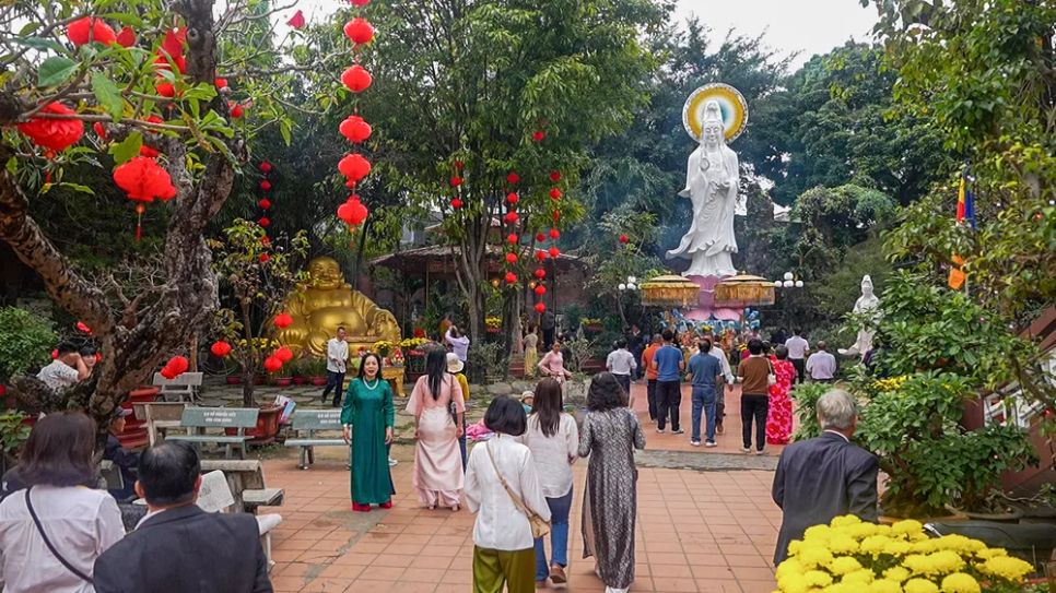 Những tà áo dài rực rỡ thấp thoáng nơi sân chùa. Ảnh: XUÂN QUỲNH Những tà áo dài rực rỡ thấp thoáng nơi sân chùa. Ảnh: XUÂN QUỲNH