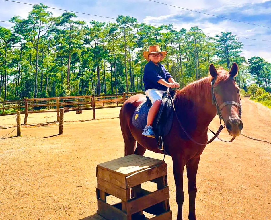 Các em nhỏ thích thú với việc cưỡi ngựa Các em nhỏ thích thú với việc cưỡi ngựa