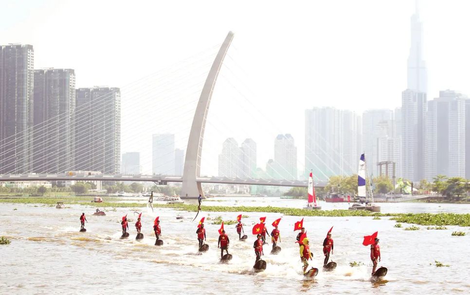 Màn trình diễn thể thao dưới nước trên sông Sài Gòn trong khuôn khổ Lễ hội Sông nước TPHCM. Ảnh: DŨNG PHƯƠNG