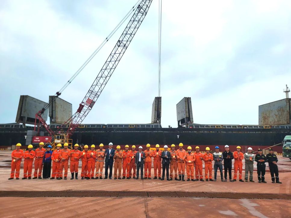 Công ty CP Cảng quốc tế Lào - Việt chúc tết người lao động làm việc tại cảng Vũng Áng