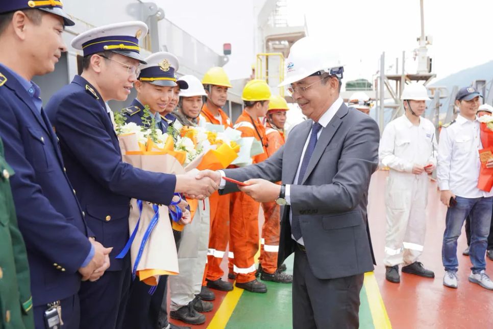 Lãnh đạo Công ty CP Cảng quốc tế Lào - Việt chúc tết các thủy thủ tàu