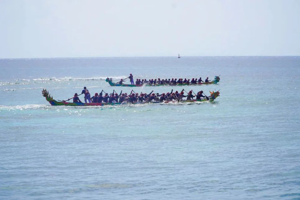 Các đội đua tranh tài quyết liệt. Ảnh: NGUYỄN TRANG