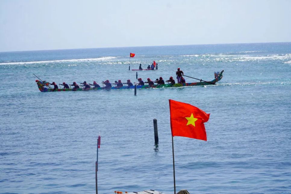 Các đội thuyền tượng trưng Long, Lân, Quy, Phụng tham gia đua. Ảnh: NGUYỄN TRANG