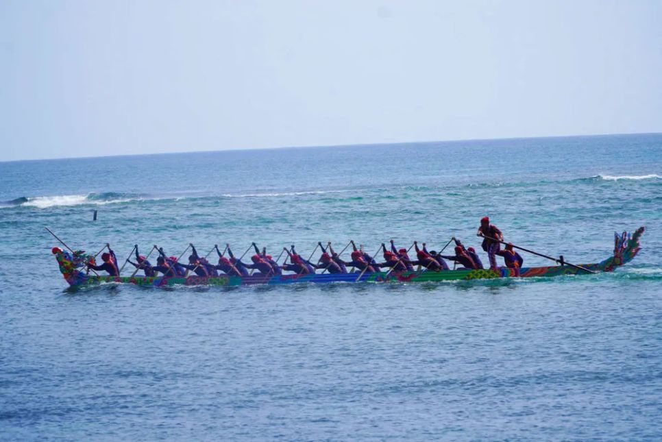 Một đội đua tăng tốc. Ảnh: NGUYỄN TRANG