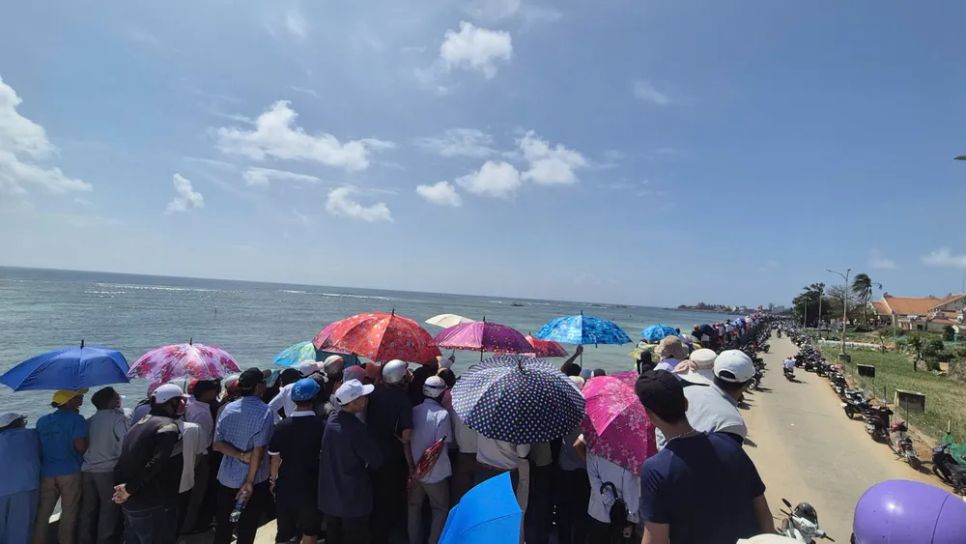 Người dân, du khách tập trung về trường đua để theo dõi<span style=