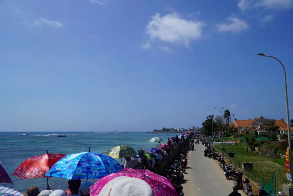 Người dân, du khách tập trung về trường đua để xem đua thuyền. Ảnh: NGUYỄN TRANG