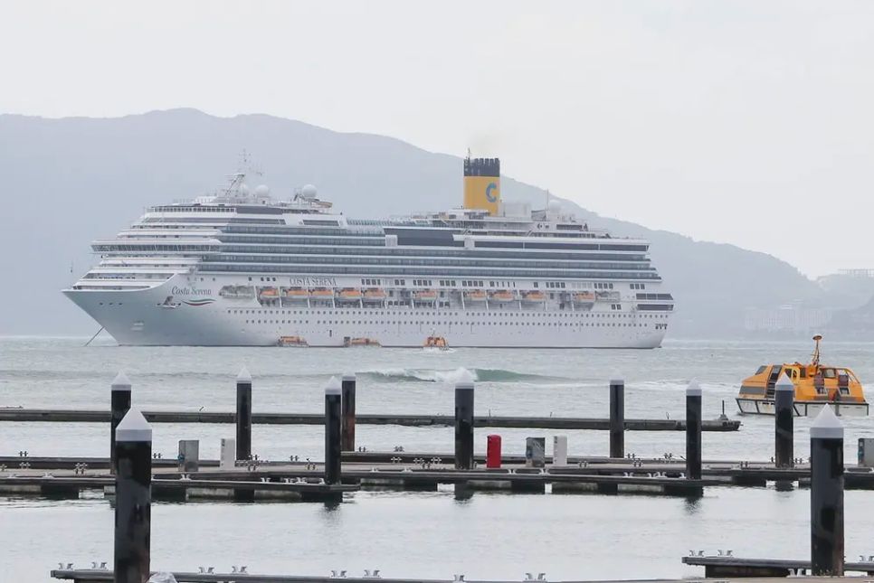 Tàu Costa Serena neo tại vịnh Nha Trang, ngày 20-2 Tàu Costa Serena neo tại vịnh Nha Trang, ngày 20-2