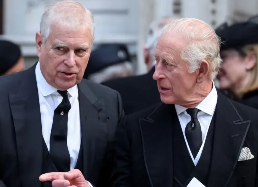 Andrew Mountbatten-Windsor (trái) trò chuyện với Quốc vương Charles khi cả hai rời Nhà thờ Westminster ở London vào tháng 9. Ảnh: CNN Andrew Mountbatten-Windsor (trái) trò chuyện với Quốc vương Charles khi cả hai rời Nhà thờ Westminster ở London vào tháng 9. Ảnh: CNN