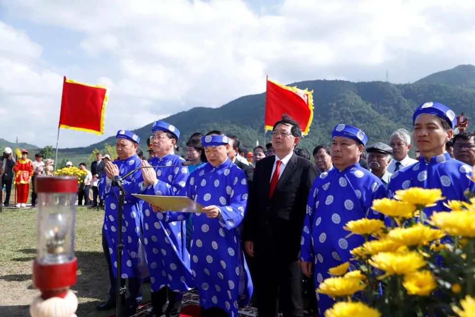 Các đồng chí lãnh đạo Chính phủ, tỉnh Gia Lai tại lễ viếng ở Di tích Đài Kính Thiên ở núi Ấn