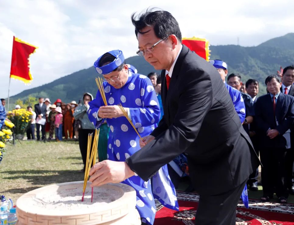 Các đồng chí lãnh đạo dâng hương tại Di tích Đài Kính Thiên ở núi Ấn