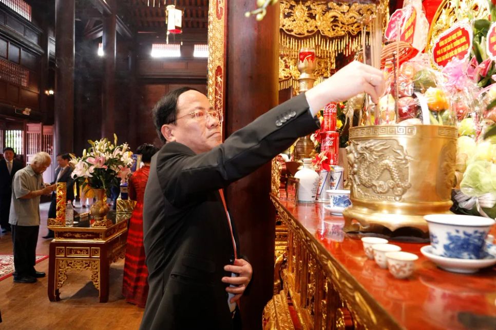 Chủ tịch UBND tỉnh Gia Lai dâng hương tưởng niệm