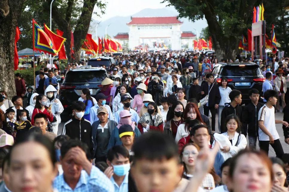 Hàng vạn người dự lễ kỷ niệm tại khuôn viên Bảo tàng Quang Trung