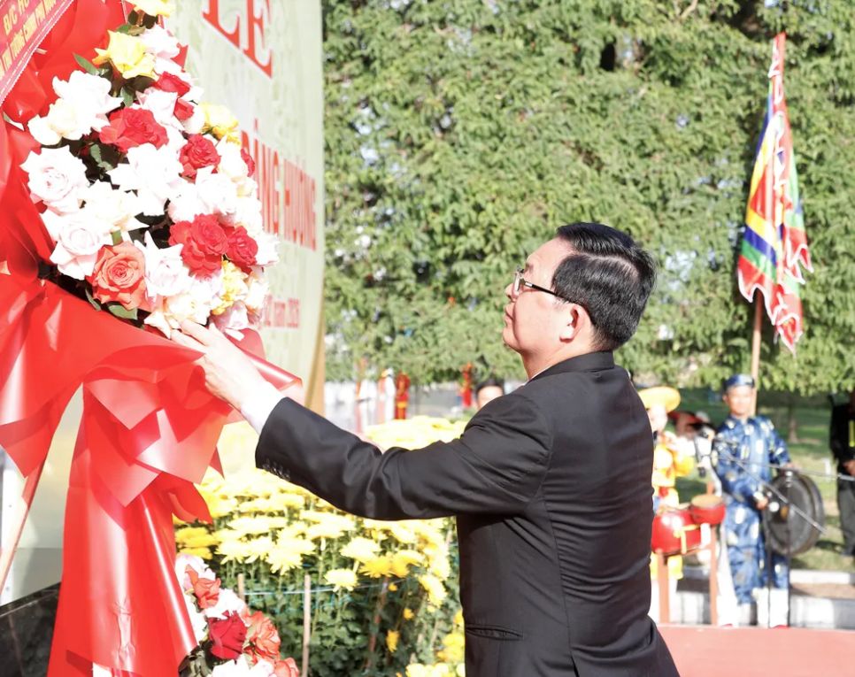 Phó Thủ tướng Hồ Quốc Dũng dâng hoa tưởng niệm