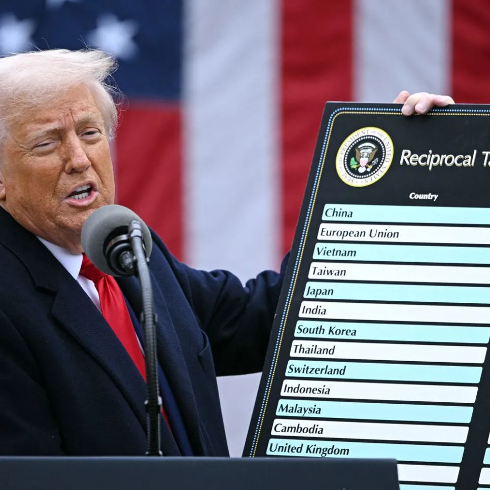 Tổng thống Mỹ Donal Trump công bố mức thuế đối ứng toàn cầu hồi tháng 4-2025. Ảnh: AL JAZEERA Tổng thống Mỹ Donal Trump công bố mức thuế đối ứng toàn cầu hồi tháng 4-2025. Ảnh: AL JAZEERA