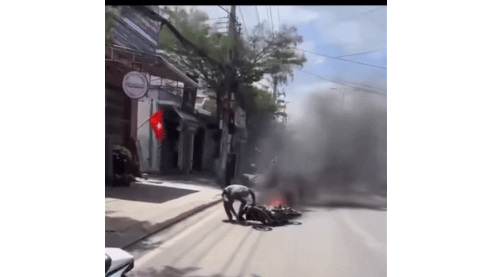 Nam thanh niên đốt xe máy khi bị kiểm tra. Ảnh: CSGT Cam Ranh