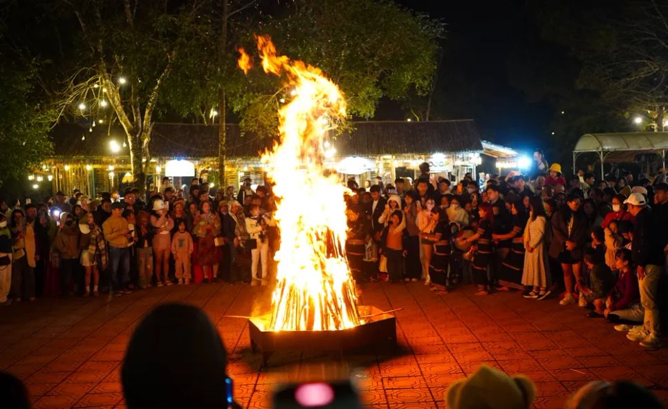 Ánh lửa bập bùng, thắp lên sự gắn kết giữa du khách và nghệ nhân Ánh lửa bập bùng, thắp lên sự gắn kết giữa du khách và nghệ nhân