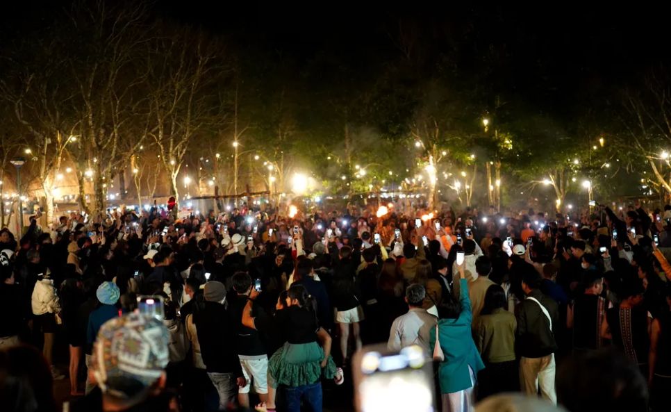 Biển người tham gia thưởng thức âm nhạc, nghệ thuật Biển người tham gia thưởng thức âm nhạc, nghệ thuật