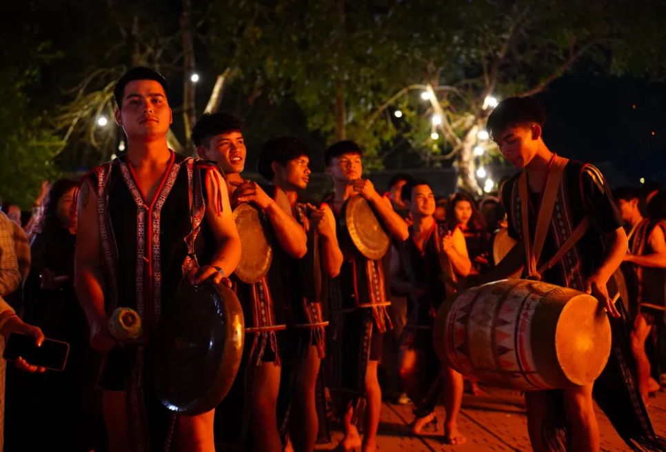 Biểu diễn chiêng và trống phục vụ du khách Biểu diễn chiêng và trống phục vụ du khách