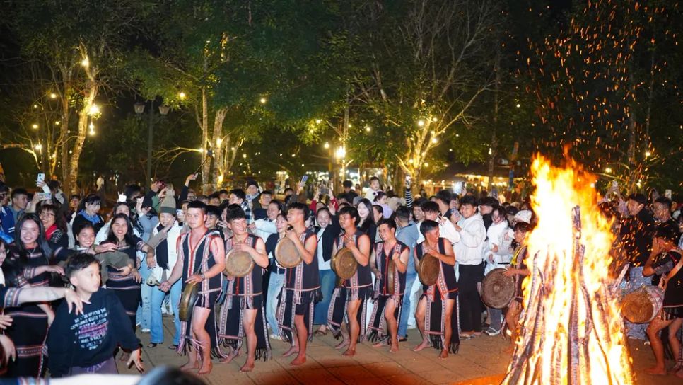 Biểu diễn cồng chiêng bên bếp lửa Biểu diễn cồng chiêng bên bếp lửa