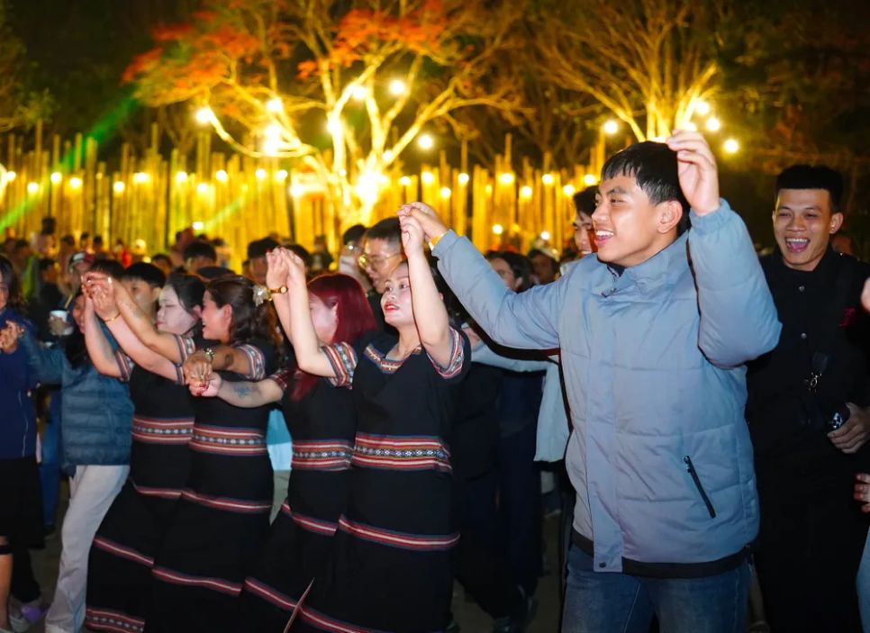 Du khách cùng biểu diễn các chương trình nghệ thuật với các nghệ nhân Du khách cùng biểu diễn các chương trình nghệ thuật với các nghệ nhân