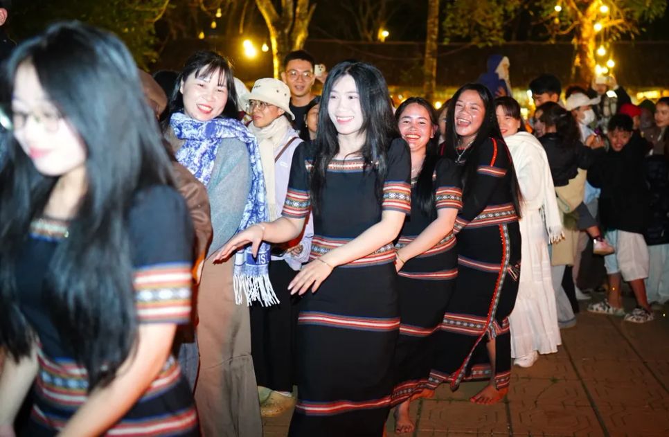 Du khách cùng nhảy theo điệu xoang Du khách cùng nhảy theo điệu xoang