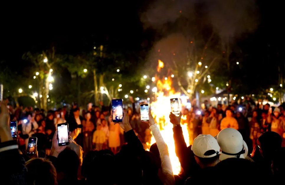 Du khách dùng điện thoại ghi lại những thước phim đẹp tại đêm hội Du khách dùng điện thoại ghi lại những thước phim đẹp tại đêm hội