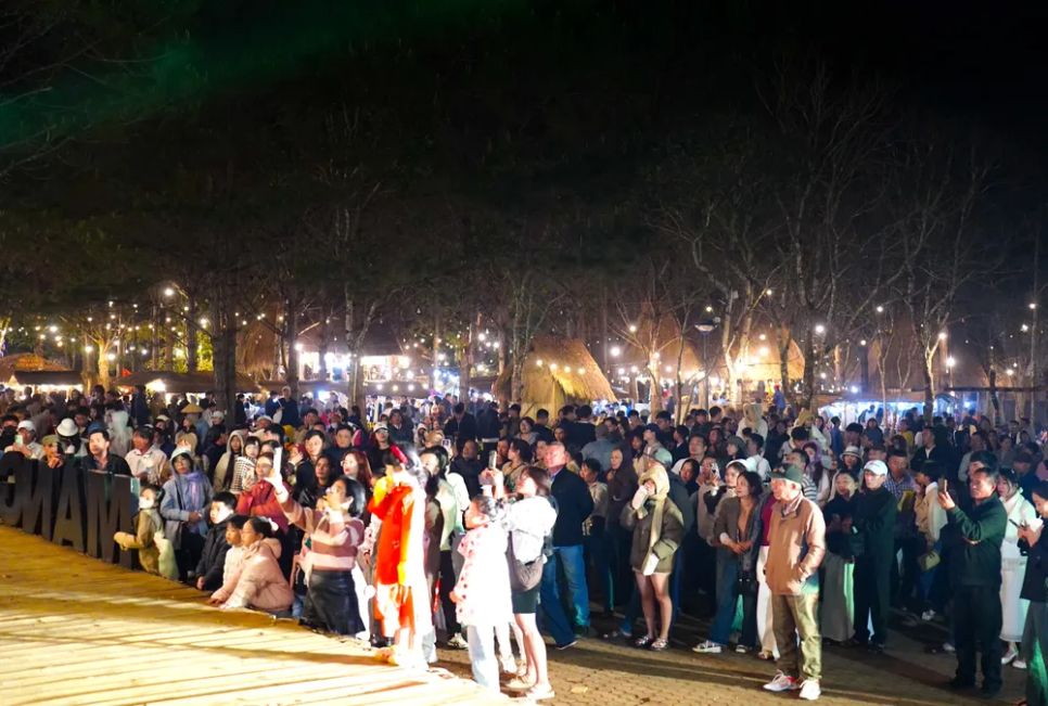 Du khách tập trung xem chương trình ca nhạc, nghệ thuật Du khách tập trung xem chương trình ca nhạc, nghệ thuật