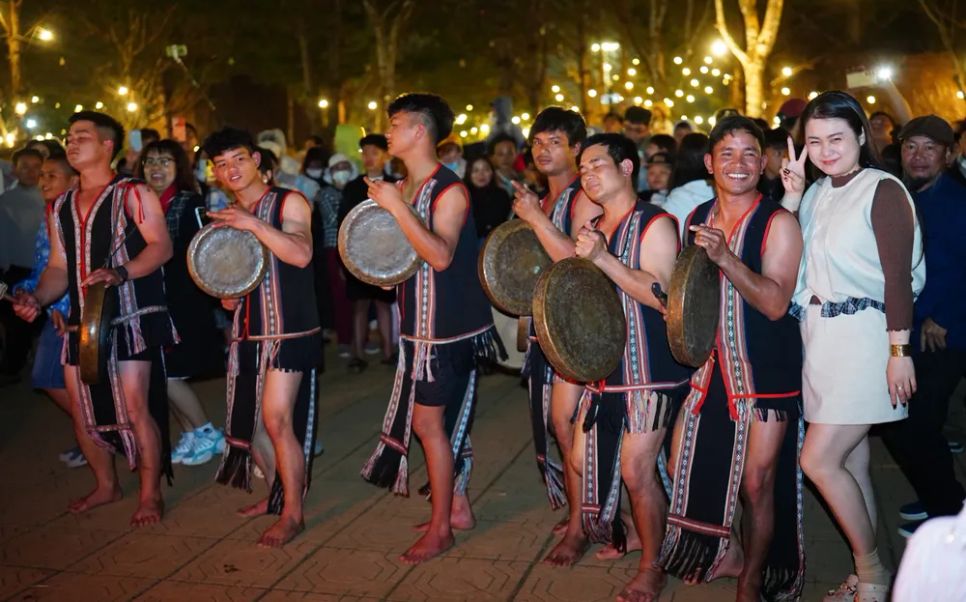 Du khách thích thú chụp ảnh bên nghệ nhân Du khách thích thú chụp ảnh bên nghệ nhân