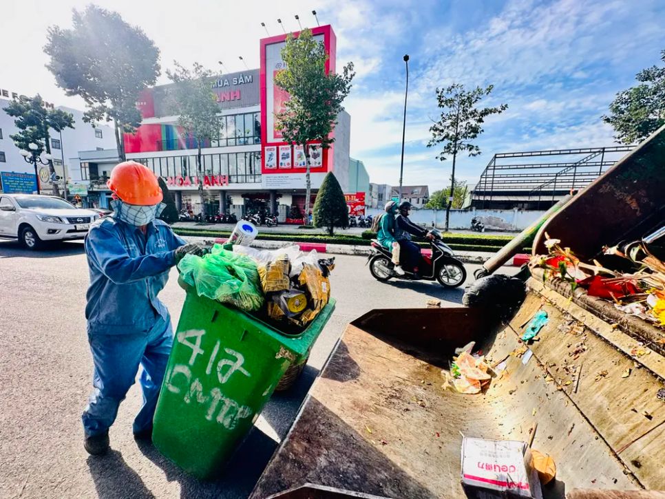 Công nhân Công ty CP đô thị Bà Rịa thu gom rác trên đường Cách Mạng Tháng Tám (phường Bà Rịa, TPHCM). Ảnh: QUANG VŨ Công nhân Công ty CP đô thị Bà Rịa thu gom rác trên đường Cách Mạng Tháng Tám (phường Bà Rịa, TPHCM). Ảnh: QUANG VŨ