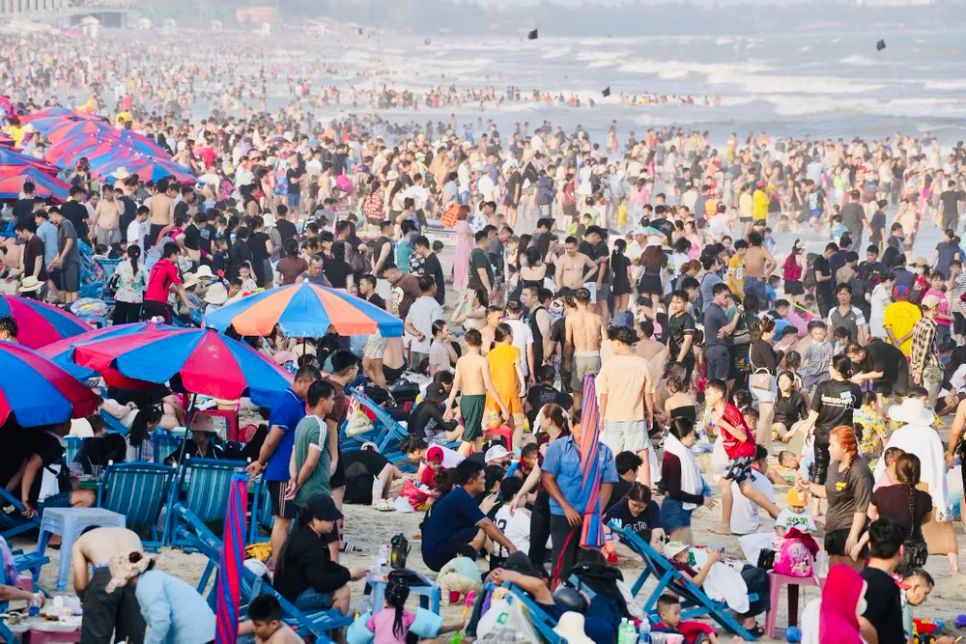 Lượng khách du lịch tăng đột biến khiến lượng rác thải sinh hoạt cũng tăng mạnh. Ảnh: QUANG VŨ Lượng khách du lịch tăng đột biến khiến lượng rác thải sinh hoạt cũng tăng mạnh. Ảnh: QUANG VŨ