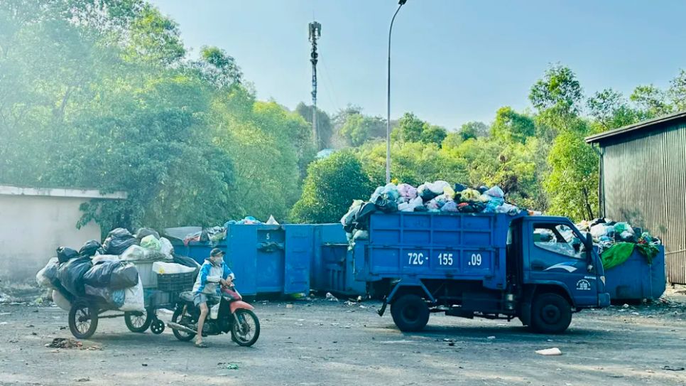 Mùng 5 Tết, xe rác đầy ắp nối đuôi nhau chờ vào bãi đổ rác tập kết tạm trên đường Trần Phú (phường Vũng Tàu, TPHCM). Ảnh: QUANG VŨ Mùng 5 Tết, xe rác đầy ắp nối đuôi nhau chờ vào bãi đổ rác tập kết tạm trên đường Trần Phú (phường Vũng Tàu, TPHCM). Ảnh: QUANG VŨ