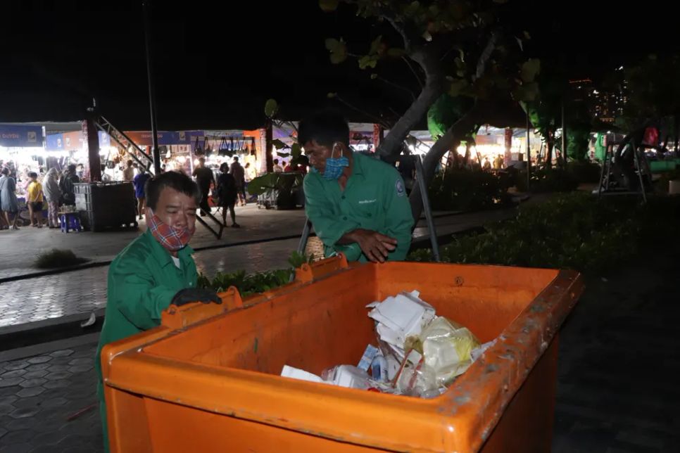 Những ngày tết, công nhân VESCO phải thu gom rác trong đêm để bảo đảm môi trường sạch sẽ cho du khách. Ảnh: QUANG VŨ Những ngày tết, công nhân VESCO phải thu gom rác trong đêm để bảo đảm môi trường sạch sẽ cho du khách. Ảnh: QUANG VŨ