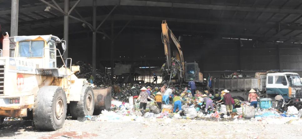 Rác sau khi thu gom từ các xã, phường được đưa về Khu xử lý chất thải tập trung 100 ha (xã Châu Pha, TPHCM) để xử lý. Ảnh: QUANG VŨ Rác sau khi thu gom từ các xã, phường được đưa về Khu xử lý chất thải tập trung 100 ha (xã Châu Pha, TPHCM) để xử lý. Ảnh: QUANG VŨ