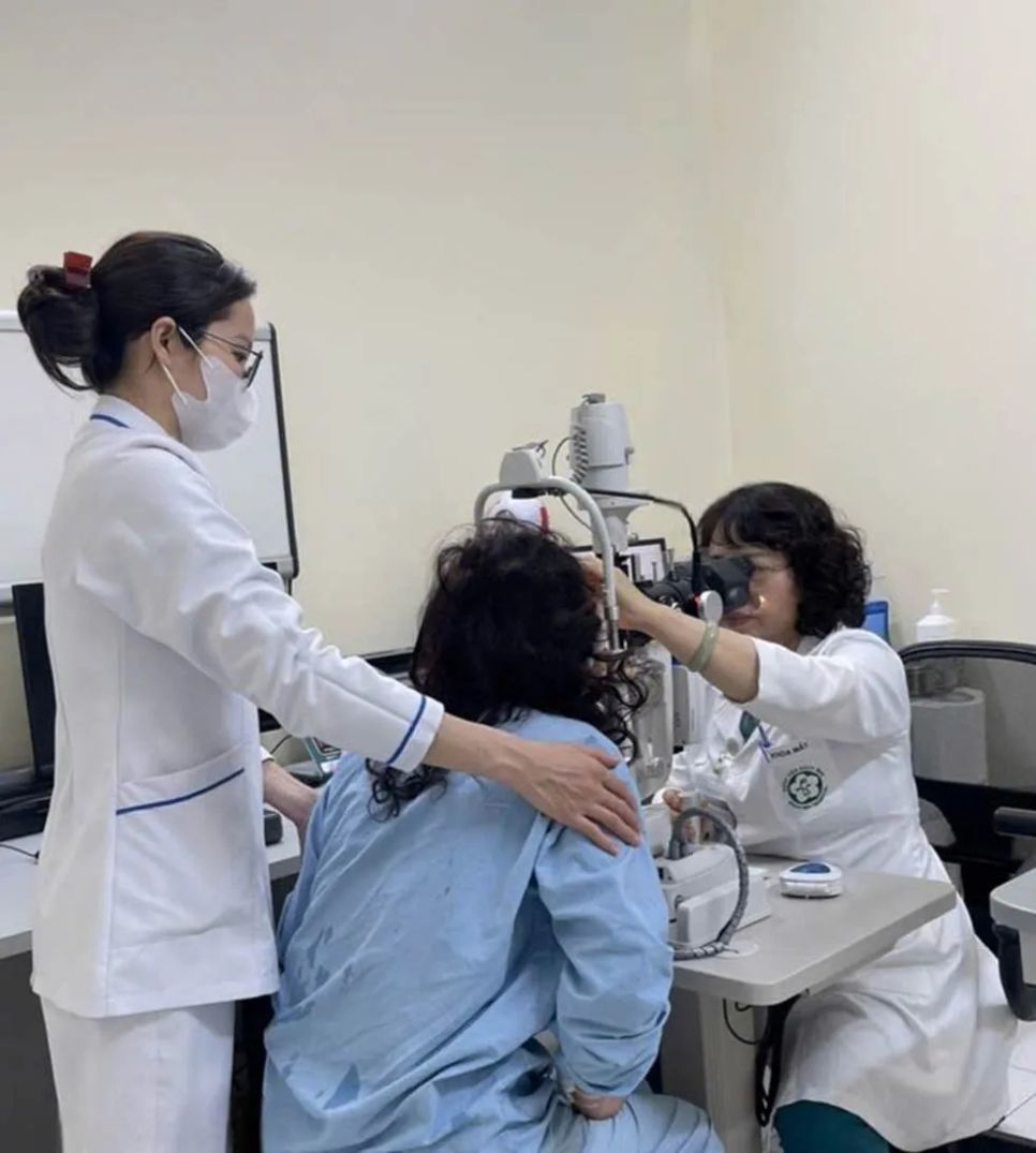 Bác sĩ Bệnh viện Bạch Mai thăm khám mắt cho 1 trường bị tai nạn do pháo nổ